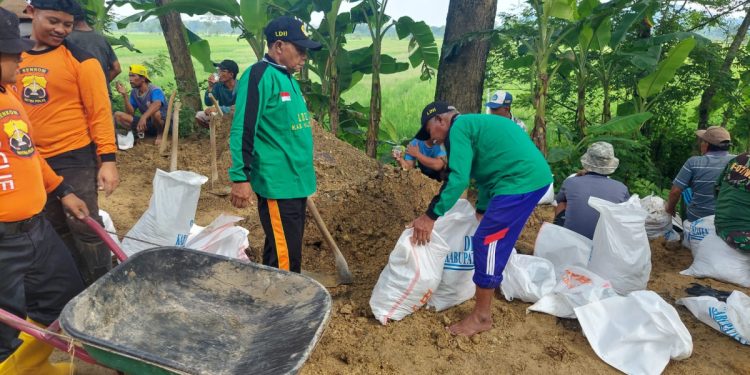 TNI-Polri, LDII, Dan Senkom Wedi Gotong Royong Perbaiki Tanggul Jebol ...